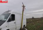 Microbuz acroşat de trenul Putna-Suceava. Şoferul admira grâul de pe ogoare şi nu a văzut trenul